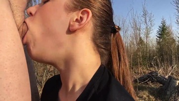 Tini pipi kedveli apu péniszét a természetben Thumb
