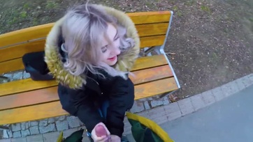 Fiatal 18 esztendős tini cicus stekszért szop a téren Thumb