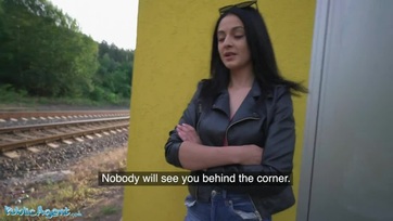 Utca ügynök nyílvános helyen stekszért szopiztatja és keféli a gyönyörű csajt Thumb
