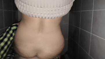 Anna lefurulyáztatva a wcben Thumb