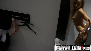 Pláza mosdójában szívogatja a pélót Thumb