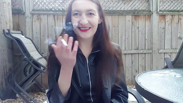 Idős puncus ruhátlanul szívogatja a cigarettát Thumb