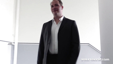 Csöcsös recepciós kurtizán combfixben nunácskán hágva Thumb
