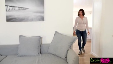 A mamija mellett ugrálta meg a vaskos pöcsét a felajzott szöszke mostohahúgocskája Thumb
