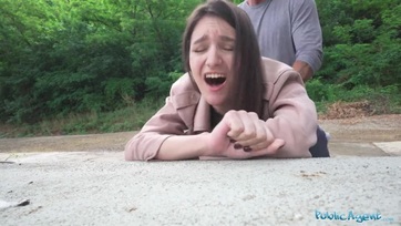 A tündéri spiné miután megvillantotta a didkóit egy kis készpénzért a combjait is szétnyitotta Thumb