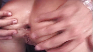 Kinyújtotta a kis buja hazai picsa ánuszát a nagyméretű péniszével Thumb