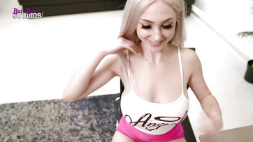 Leteperte aztán megcumikázta a mostoha apja péniszét a kéjelgő tini ribi Thumb