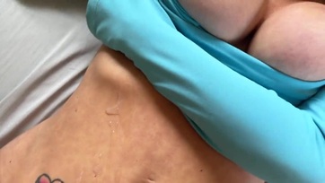 A szexi mostoha tesóm falloszra vágyott szóval megdudlizta és megmászta az enyémet Thumb