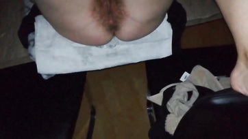 Egy szexfüggő bozontos nunijú amatőr hitves kinyalva és értelemszerűen jól megpakolva Thumb