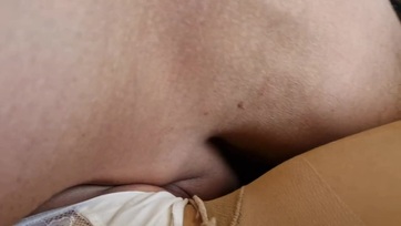 Eltépte a szexfüggő nőcskéje harisnyáját és beverte neki a vaskos lomposát Thumb
