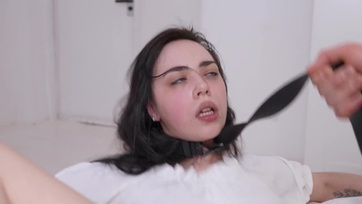 A szobatársam bejött a szobámba és tétovázás nélkül beverte a véreres faszát a szájacskámba Thumb